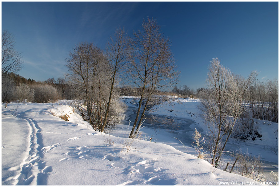Лыжня по берегу реки, wallpapers/zima/zima9.jpg, лыжня, снег, зима, река, мороз, Зимний пейзаж